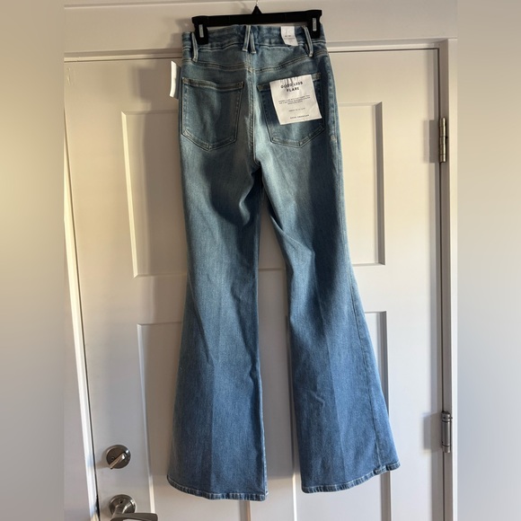 GOOD AMERICAN LIGHT COMPRESSION FLARE JEANS - Picture 8 of 15